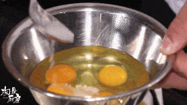 炒虾仁千万别直接下锅！多加1步弹嫩鲜香<strong></p>
<p>炒币大亏</strong>，不学亏大了！