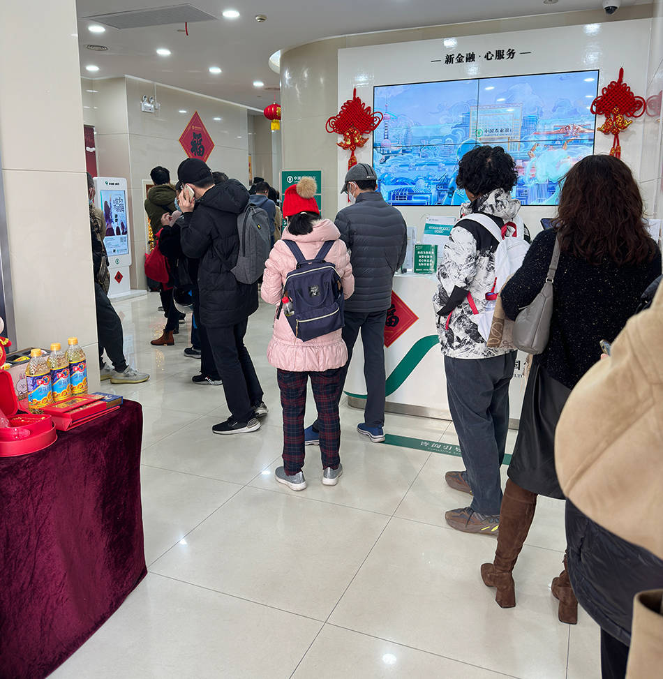 龙年纪念币钞预约难兑换也不易<strong></p>
<p>映币兑换</strong>!记者排队一个多小时完成兑换