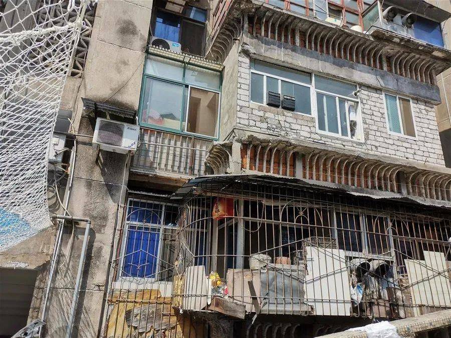 不得已!居民楼外<strong></p>
<p>满币网</strong>,挂满防护网…