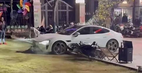 男子买新车后在群里炫耀被嘲<strong></p>
<p>货币走势图</strong>，持刀杀害一男子后开车撞向咖啡店？警方通报