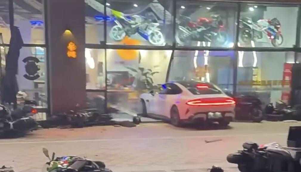 男子买新车后在群里炫耀被嘲<strong></p>
<p>货币走势图</strong>，持刀杀害一男子后开车撞向咖啡店？警方通报