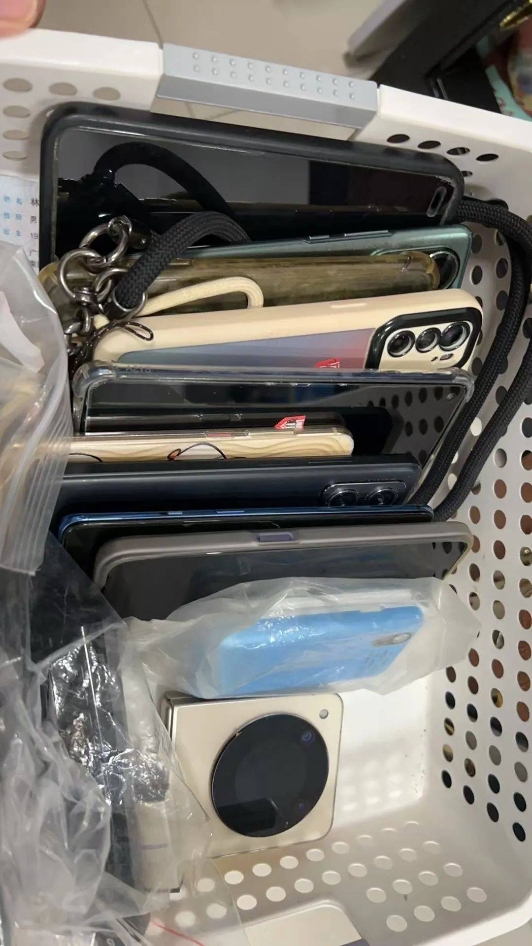 广州南站：900多台手机无人认领<strong></p>
<p>900货币</strong>！12306可查询