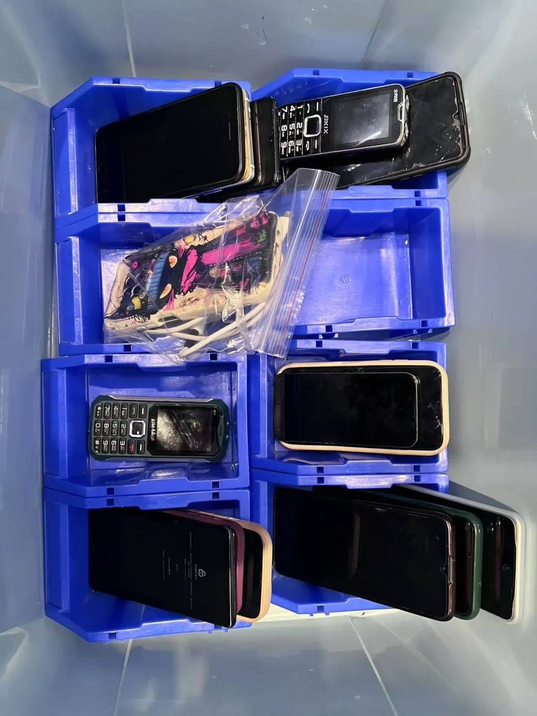 广州南站：900多台手机无人认领<strong></p>
<p>900货币</strong>！12306可查询