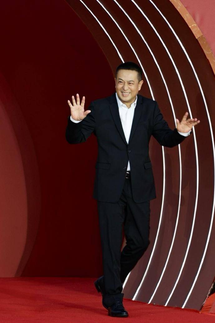 自媒体曝54岁张嘉益离婚<strong></p>
<p>双货币套利</strong>，为了躲妻子宁愿多在外工作，张嘉益工作室：假得离谱！