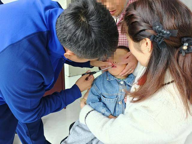 北京五岁男童把鱼钩放进嘴<strong></p>
<p>双货币套利</strong>，家长发现抱着孩子直奔消防站