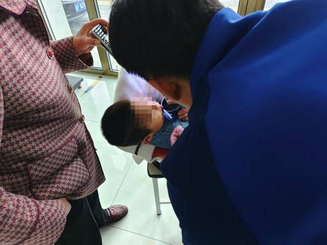 北京五岁男童把鱼钩放进嘴<strong></p>
<p>双货币套利</strong>，家长发现抱着孩子直奔消防站