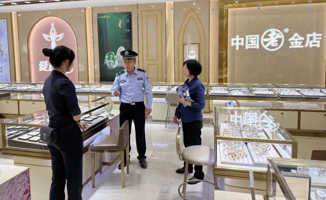 柳州女子到柳南万达买3万元黄金<strong></p>
<p>债券交易单位</strong>，不挑款不问价，店员吓到报警！