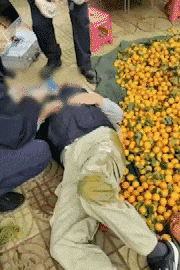 昆明一老人赶集摔倒压坏水果摊！中午就带着家属找来了<strong></p>
<p>数字币交易</strong>，摊主慌了……