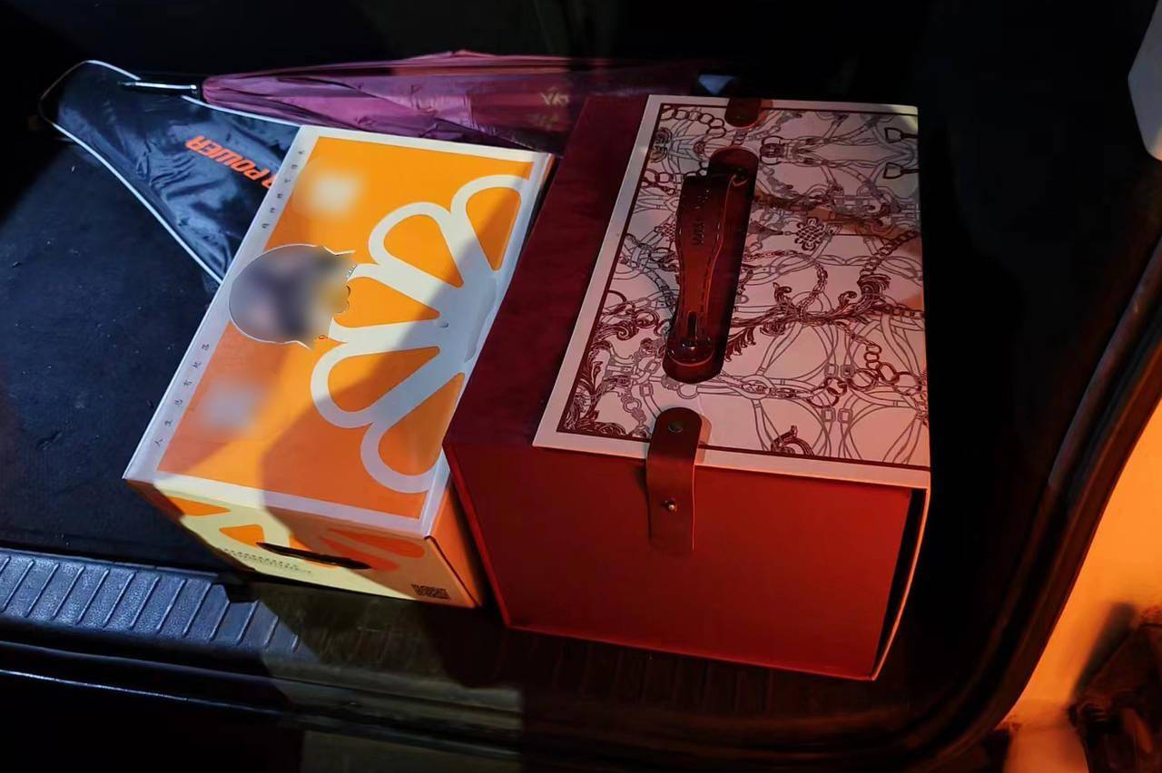 热水壶和“喜糖”里藏着大把现金<strong></p>
<p>交易者指数</strong>,浙江多地已发生,警方提醒:司机请警惕