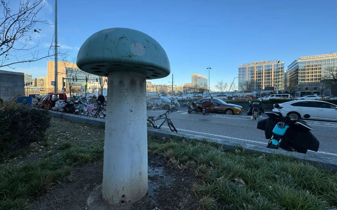 北京街头2米高神秘“蘑菇”<strong></p>
<p>币交易软件</strong>，你见过吗？网友大胆猜想……