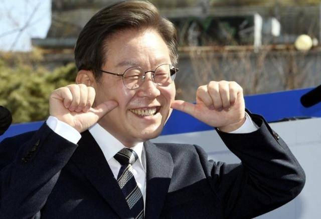 执政党捏着鼻子要“保尹”<strong></p>
<p>币交易软件</strong>，尹锡悦的总统宝座，将由8个人决定