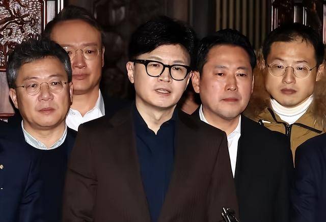 执政党捏着鼻子要“保尹”<strong></p>
<p>币交易软件</strong>，尹锡悦的总统宝座，将由8个人决定