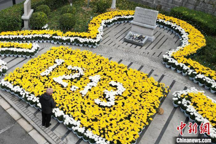 国家公祭日将至 侵华日军南京大屠杀遇难同胞丛葬地布置鲜花悼念遇难同胞