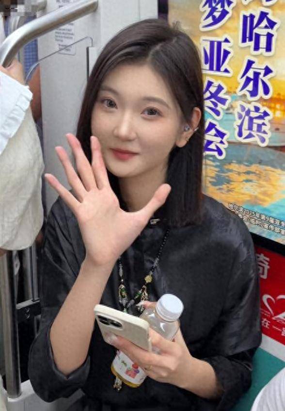 女孩身高2米26貌美如花<strong></p>
<p>货币定价</strong>,妈妈天天发愁:白长这么漂亮,没人敢追