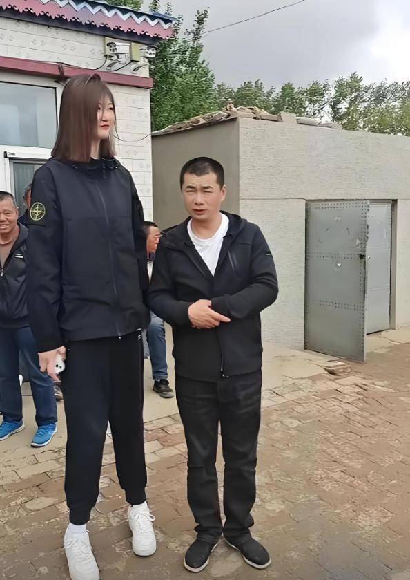 女孩身高2米26貌美如花<strong></p>
<p>货币定价</strong>,妈妈天天发愁:白长这么漂亮,没人敢追