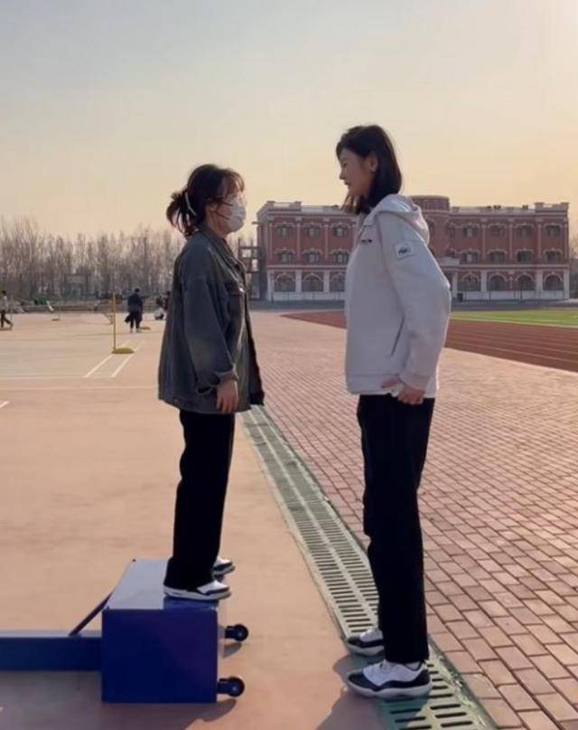 女孩身高2米26貌美如花<strong></p>
<p>货币定价</strong>,妈妈天天发愁:白长这么漂亮,没人敢追