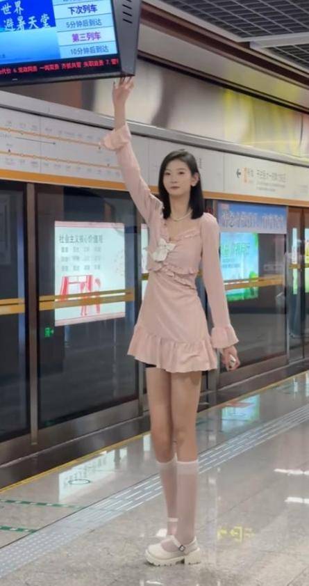 女孩身高2米26貌美如花<strong></p>
<p>货币定价</strong>,妈妈天天发愁:白长这么漂亮,没人敢追