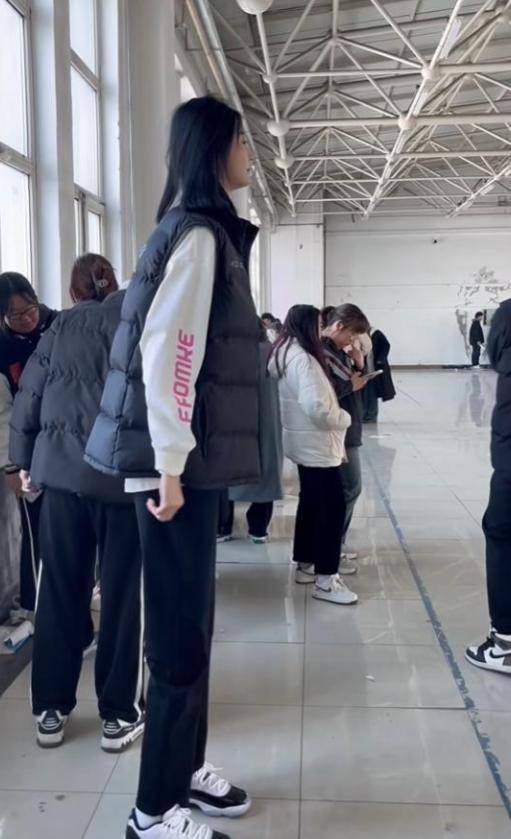 女孩身高2米26貌美如花<strong></p>
<p>货币定价</strong>,妈妈天天发愁:白长这么漂亮,没人敢追