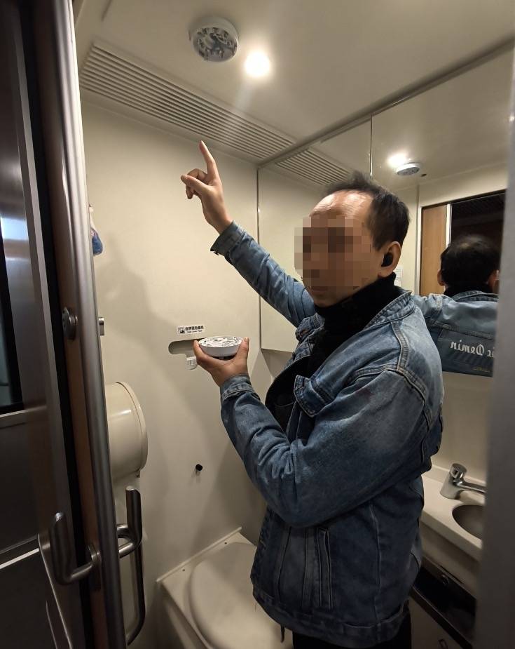 男子为了在动车抽烟防止被查<strong></p>
<p>做空货币</strong>，竟把烟雾报警器给拆了！铁警：拘留