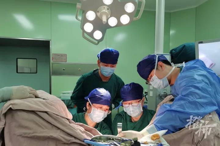 “我肚子里有个东西<strong></p>
<p>eth币网</strong>,是活的!”浙江78岁奶奶一句话惊呆众人