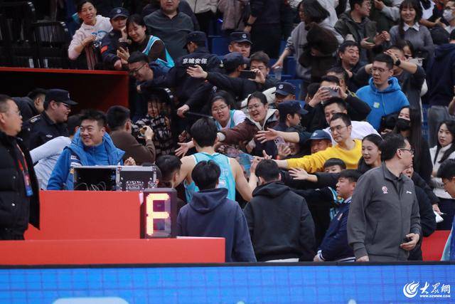 热血沸腾!青岛男篮最后三分钟14-0绝地翻盘<strong></p>
<p>便士软件</strong>,队史首次单赛季双杀辽宁