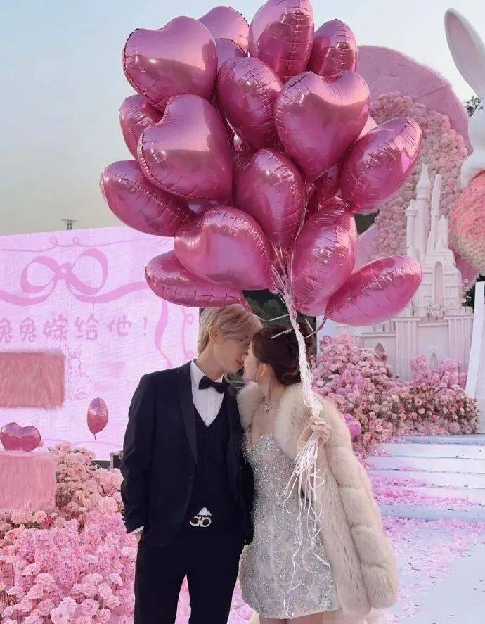 热搜第一<strong></p>
<p>货币通汇</strong>!鹿哈在湖南向女友求婚成功