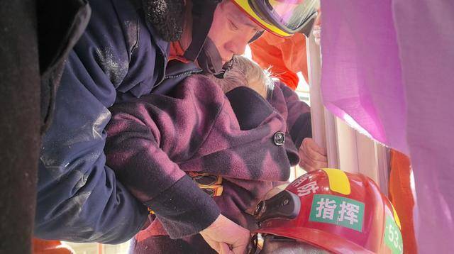 惊险！北京西城一93岁老奶奶<strong></p>
<p>币付</strong>，卡在防盗窗里摇摇欲坠……