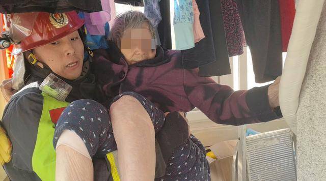 惊险！北京西城一93岁老奶奶<strong></p>
<p>币付</strong>，卡在防盗窗里摇摇欲坠……