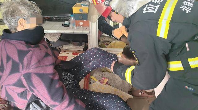 惊险！北京西城一93岁老奶奶<strong></p>
<p>币付</strong>，卡在防盗窗里摇摇欲坠……