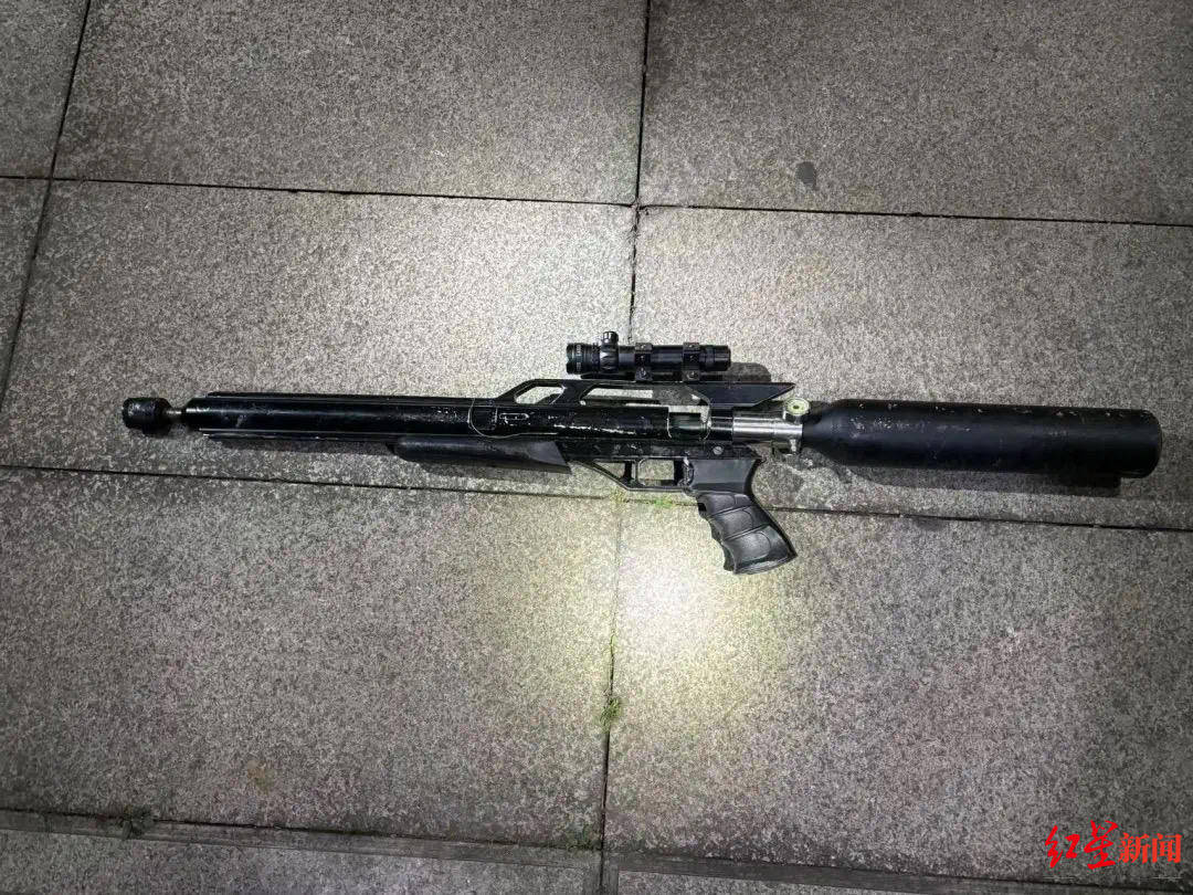 男子车内放疑似枪支遇检查强行冲卡致一辅警被拖行受伤<strong></p>
<p>币付</strong>，已被抓获！“枪支”正在鉴定