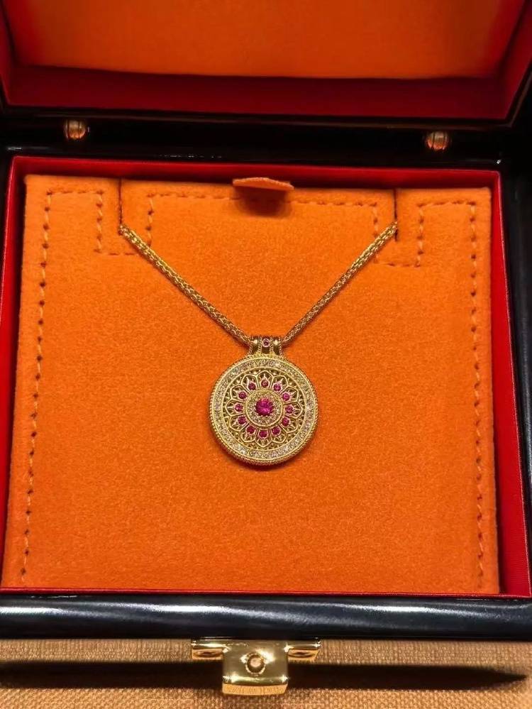 金价突破860元/克<strong></p>
<p>币币</strong>，有人跨城买：排了好长的队，下手晚了就抢光