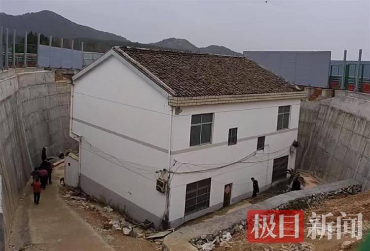“没料到政府宁可多花钱让公路改道”<strong></p>
<p>p币</strong>,江西“最强钉子户”独守孤房