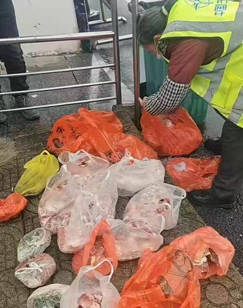 父母给的年货被子女扔进服务区垃圾箱<strong></p>
<p>p币</strong>?疑似当事人回应:实属无奈之举