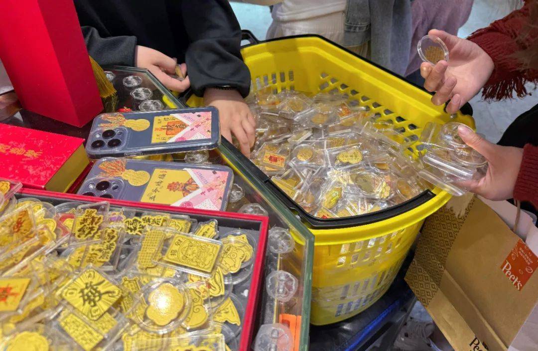 一个假期卖出2万份<strong></p>
<p>零一软件</strong>！年轻人流行全款拿下“第一块金”？