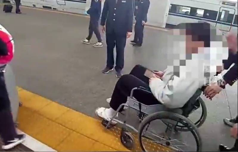 “救命<strong></p>
<p>z币网</strong>，我不想死”！厦门北站，D131次列车突发！