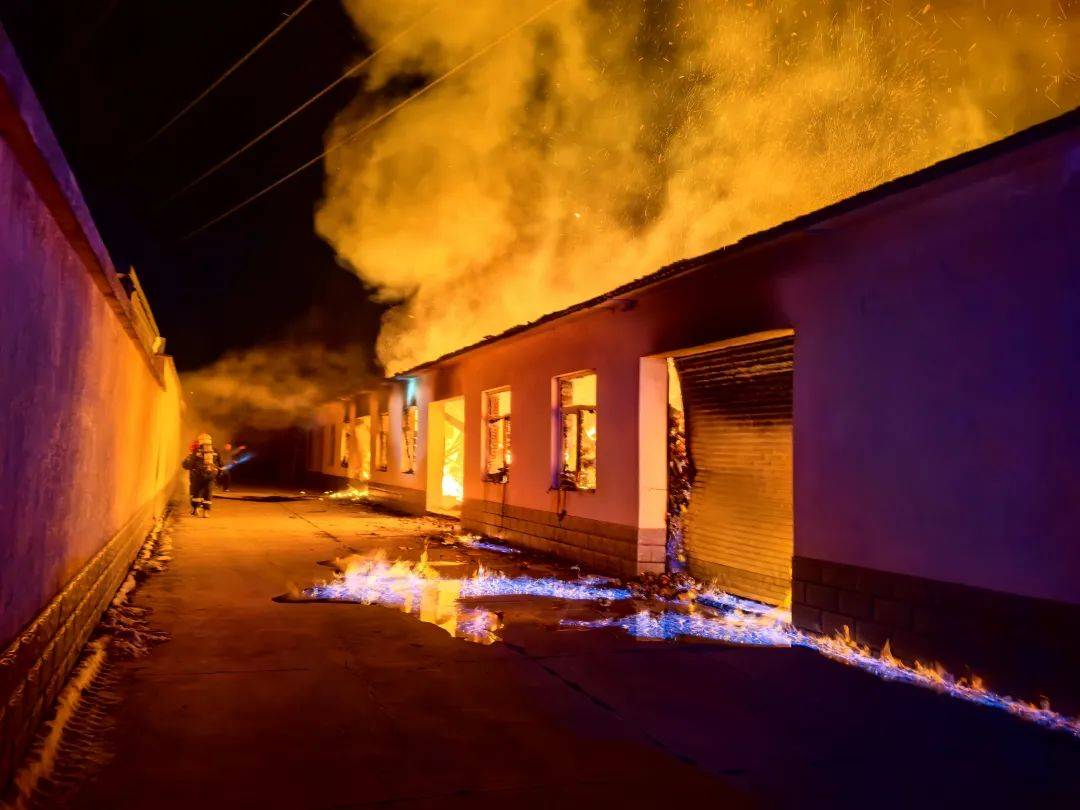 约4000箱白酒火中炸裂<strong></p>
<p>宝币网</strong>，主人痛失60多万！