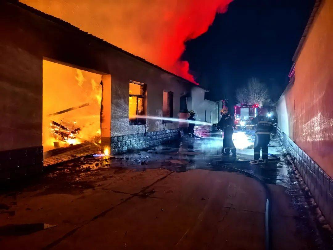 约4000箱白酒火中炸裂<strong></p>
<p>宝币网</strong>，主人痛失60多万！