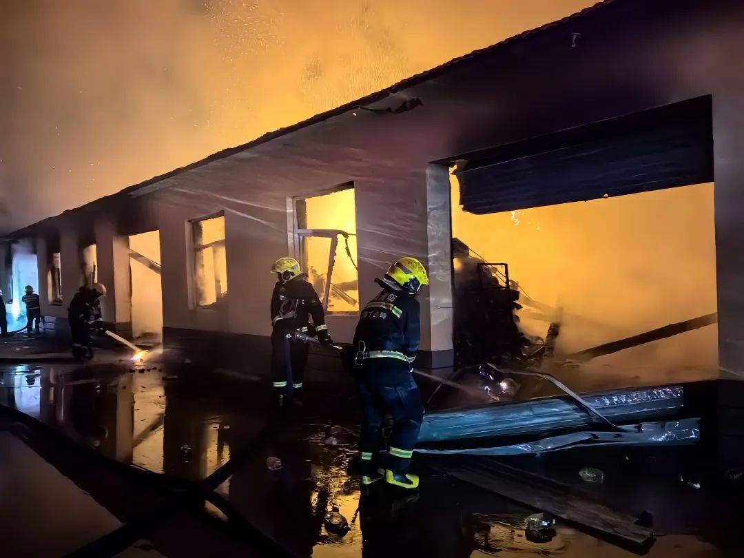 约4000箱白酒火中炸裂<strong></p>
<p>宝币网</strong>，主人痛失60多万！