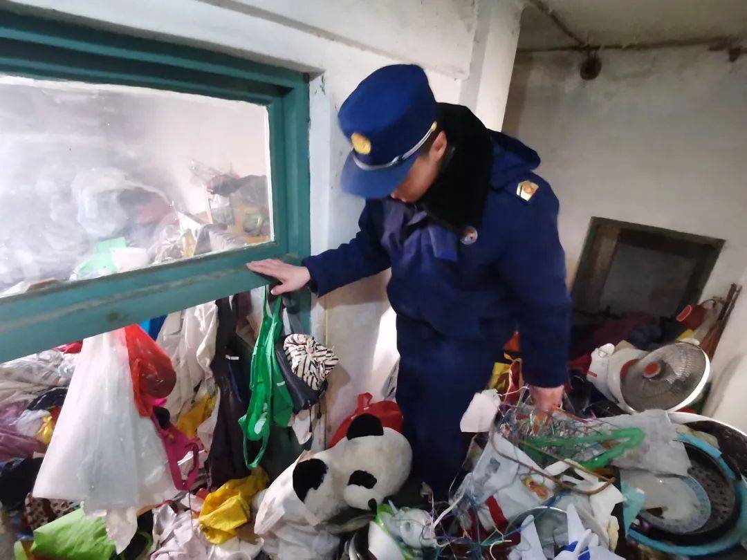 退休金超9000<strong></p>
<p>网络交易的影响</strong>，91岁老人家中却“垃圾成山”！原因心酸