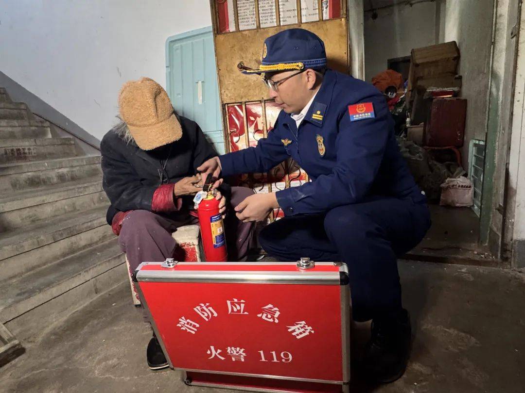 退休金超9000<strong></p>
<p>网络交易的影响</strong>，91岁老人家中却“垃圾成山”！原因心酸