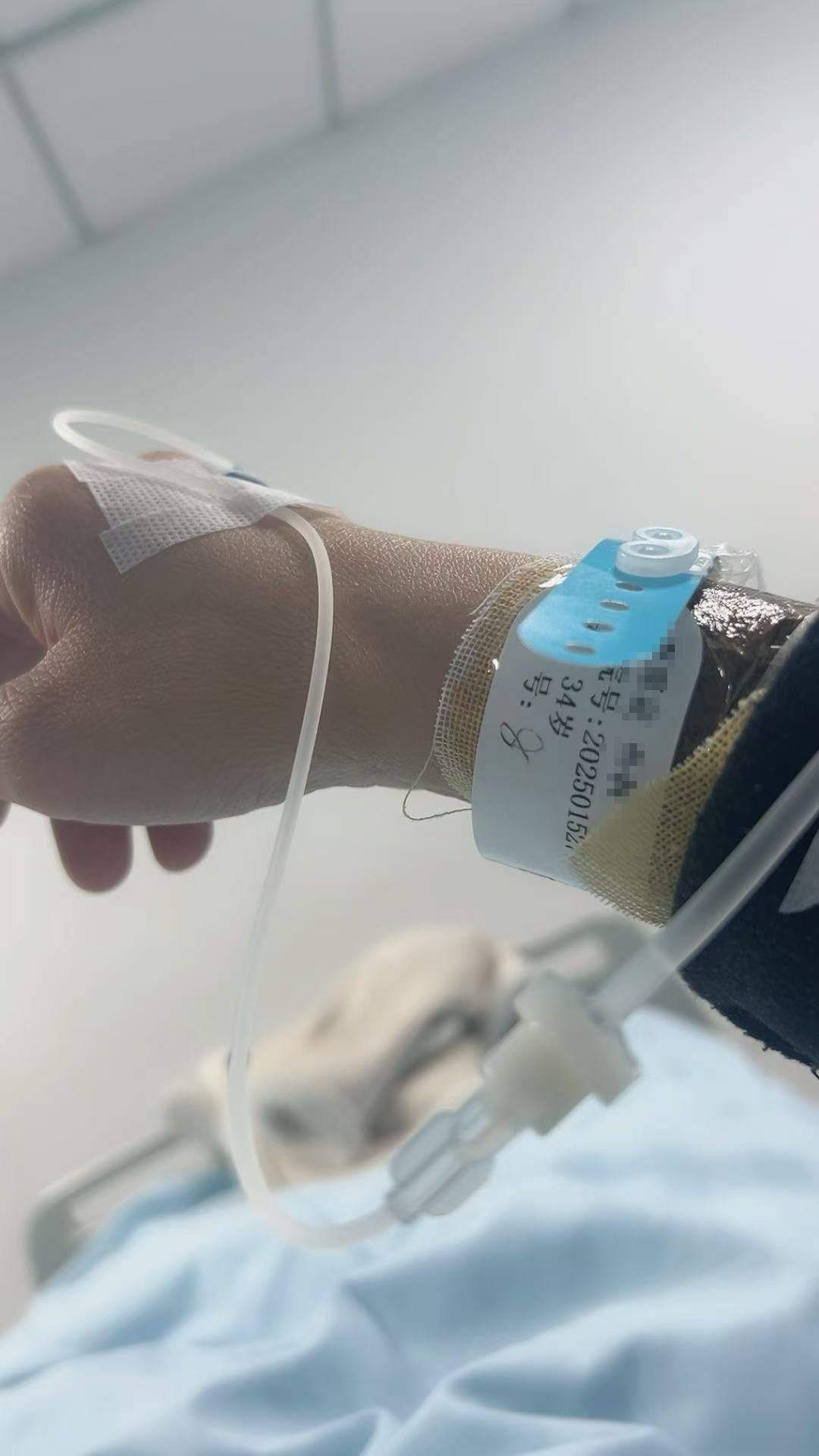 山东一单亲妈妈直播间阻止网友辱骂“唐宝”少年遭上门殴打<strong></p>
<p>叠加软件</strong>，警方：已受理案件，正调查