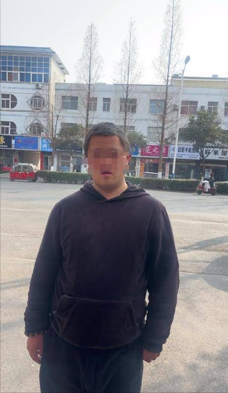 山东一单亲妈妈直播间阻止网友辱骂“唐宝”少年遭上门殴打<strong></p>
<p>叠加软件</strong>，警方：已受理案件，正调查