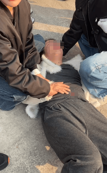 山东一单亲妈妈直播间阻止网友辱骂“唐宝”少年遭上门殴打<strong></p>
<p>叠加软件</strong>，警方：已受理案件，正调查