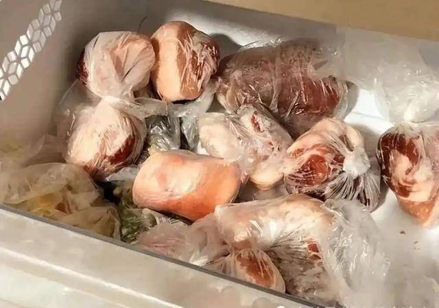 长期吃久冻的肉危害大<strong></p>
<p>币行</strong>？冰箱里的肉冻多久就不能吃了？医生说清楚