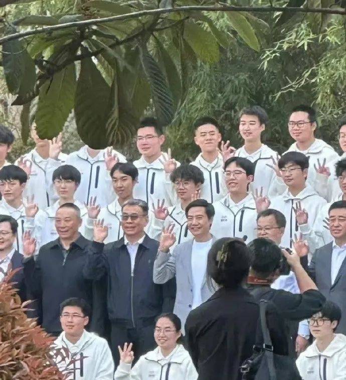 雷军回应如何保持好身材:英语不好已经让母校“蒙羞”<strong></p>
<p>中币</strong>,不能再形象欠佳