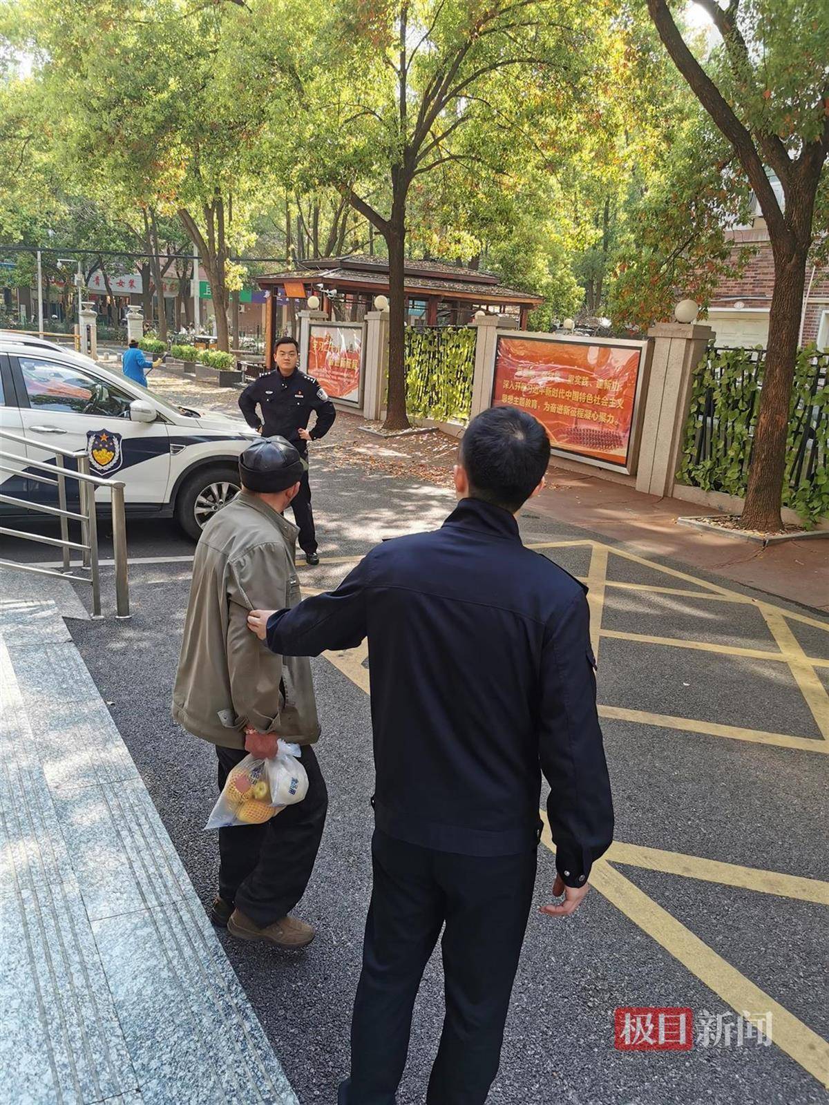 年近八旬老人退休金仅每月2000余元，竟被这个小伙子当成提款机