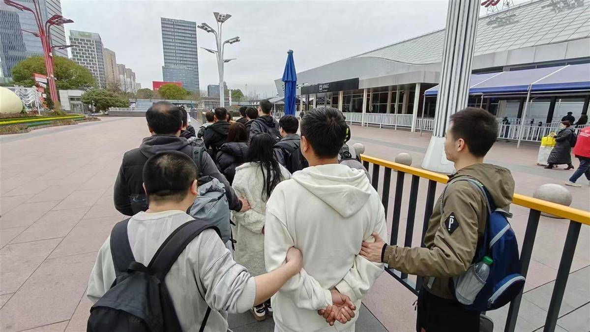 他发出的81万件快递全是电诈卡片<strong></p>
<p>债券交易数据</strong>!武汉江岸警方破获特大诈骗案