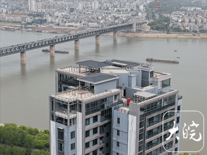 武汉长江边一54层住宅楼顶出现“楼上楼” 部门回应：已立案调查违建情况