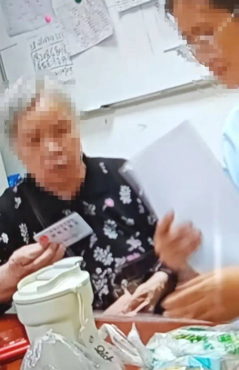 84岁老太被大女儿带出养老院，取光40万存款！小女儿：养老院应担责