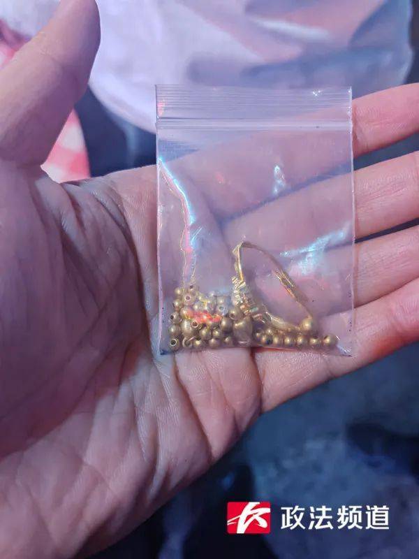 在长沙街头捡到20多克黄金，她赶紧掏出手机……